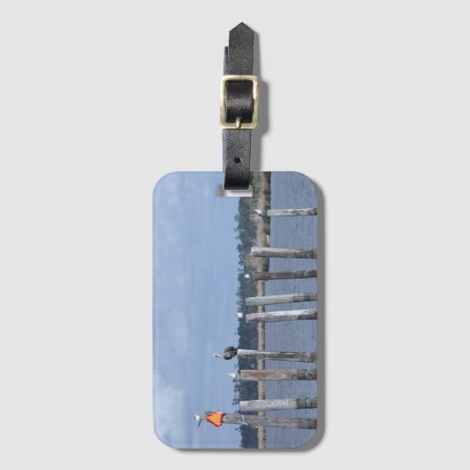 Birds on posts in湖 ラゲッジタグ (正面縦)