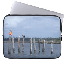 Birds on posts in湖