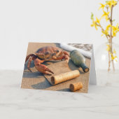 Birthday Crab Reading a Message on a Beach カード (黄色い花)