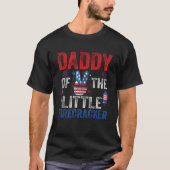 Birthday Daddy Dad Of The Little Firecracker Tシャツ (正面)