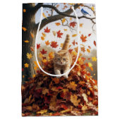 Birthday Ginger Cat In an Autumn Leaf Pile ミディアムペーパーバッグ (正面)
