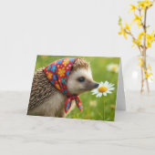 Birthday Hedgehog Sniffing a Daisy カード (黄色い花)