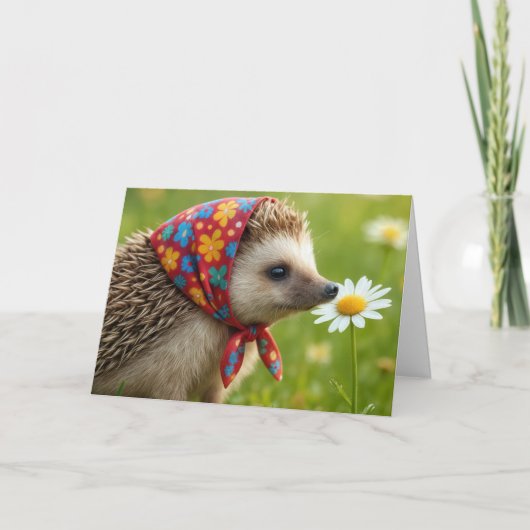Birthday Hedgehog Sniffing a Daisy カード (正面)