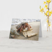 Birthday Hermit Crab Reading a Message on a Beach カード (黄色い花)