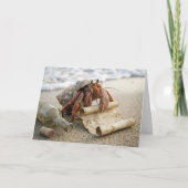 Birthday Hermit Crab Reading a Message on a Beach カード (正面)