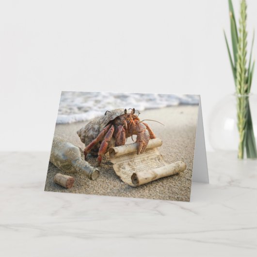 Birthday Hermit Crab Reading a Message on a Beach カード (正面)