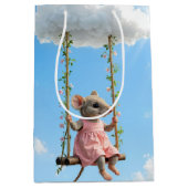 Birthday Mouse In a Pink Dress On a Swing ミディアムペーパーバッグ (正面)