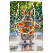 Birthday Rabbit Wearing a Fun Shirt In Water ミディアムペーパーバッグ (正面)