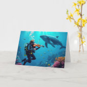 Birthday Scuba Diver Playing a Violin カード (黄色い花)