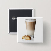 biscottiのCaffeのラテ、白い背景で、 缶バッジ (正面&裏面)