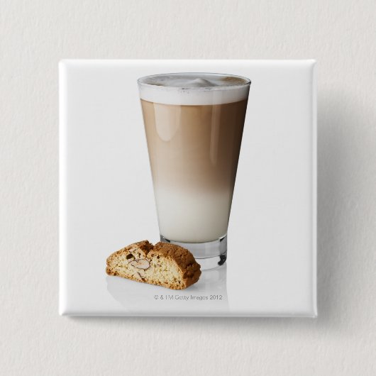 biscottiのCaffeのラテ、白い背景で、 缶バッジ (正面)
