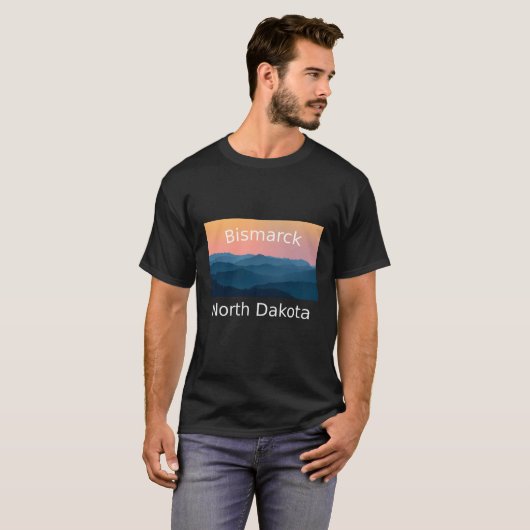 Bismarck North Dakota Mountain sunset hometown Tシャツ (正面フル)