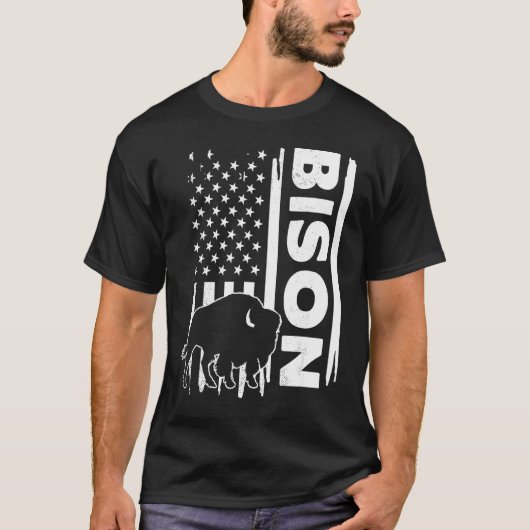 Bison hunting US flag graphic concept Tシャツ (正面)