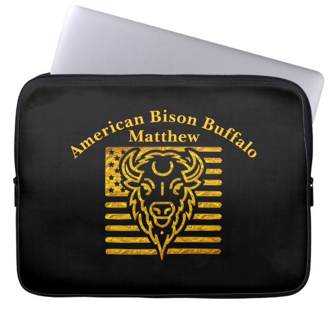 Bison With American Flag Background ラップトップスリーブ (正面)