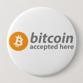 Bitcoinはバッジのあたりでここに受け入れました 缶バッジ (正面)