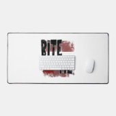 Bite me -カッコいい引用文 – ハロウィーン – こうもり デスクマット (キーボード&マウス)