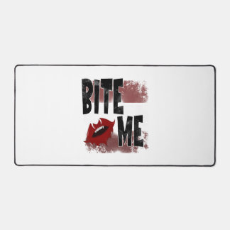 Bite me -カッコいい引用文 – ハロウィーン – こうもり デスクマット