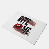 Bite me -カッコいい引用文 – ハロウィーン – こうもり ドアマット (アングル)