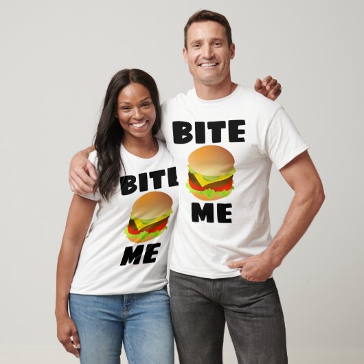 BITE ME、チーズバーガー、おもしろいTシャツ Tシャツ (ユニセックス)