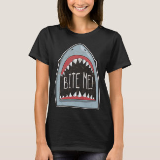 Bite Me Shark Fanビーチ海の夏の服装 Tシャツ