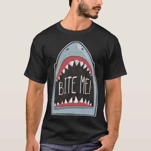 Bite Me  Shark Fan Beach Ocean Attire For Summer Tシャツ (正面)