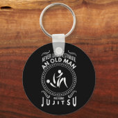 BJJ MMA 年寄りは過小評価される 柔術 キーホルダー (正面)