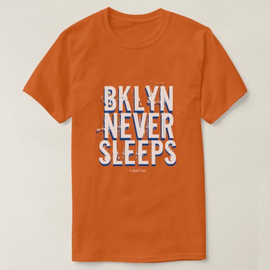 BKLYN NEVER SLEEPS （バリアント） - A MisterP Shirt Tシャツ (デザイン正面)