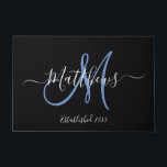 Black エレガント Blue Monogram Scriptファミリ名 ドアマット<br><div class="desc">DIY白黒パーソナライズされたと青のモノグラムデザインで、姓と日付は黒の背景にあ結婚ります。新しい家ユニーク族を素晴らし始める新婚者に贈り物をする。一緒素晴らしに新しい家に名前、モカスタマイズノグラムイニシャル、日付と結婚色を入力します。エルククラーク©</div>