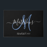 Black エレガント Blue Monogram Scriptファミリ名 ドアマット<br><div class="desc">DIY白黒パーソナライズされたと青のモノグラムデザインで、姓と日付は黒の背景にあ結婚ります。新しい家ユニーク族を素晴らし始める新婚者に贈り物をする。一緒素晴らしに新しい家に名前、モカスタマイズノグラムイニシャル、日付と結婚色を入力します。エルククラーク©</div>