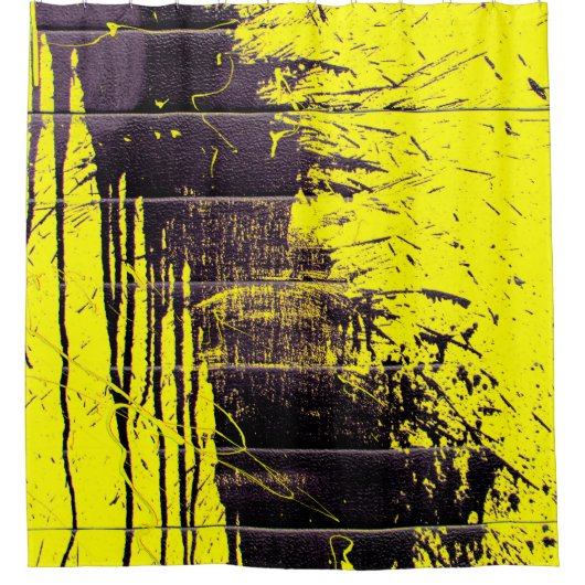 Black abstract splatter paint drips on a bright ye シャワーカーテン (正面)