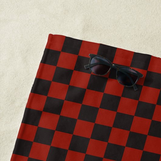 Black and Deep red checkerboard pattern ビーチタオル (インサイチュ)