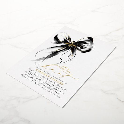 Black and Gold Bow Elegant Whimsical Bridal Shower 箔招待状 (回転した状態)