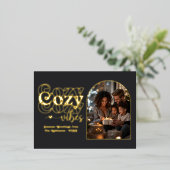 Black and Gold Cozy Vibes Retro Christmas 箔シーズンポストカード (立ち正面)