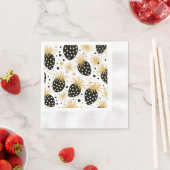 Black and Gold Strawberry Pattern 縁ありカクテルナプキン (インサイチュ)