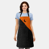 Black and Orange Polka Dots Halloween エプロン (着用した状態)