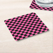 Black and pink checkerboard pattern スクエアペーパーコースター (アングル)