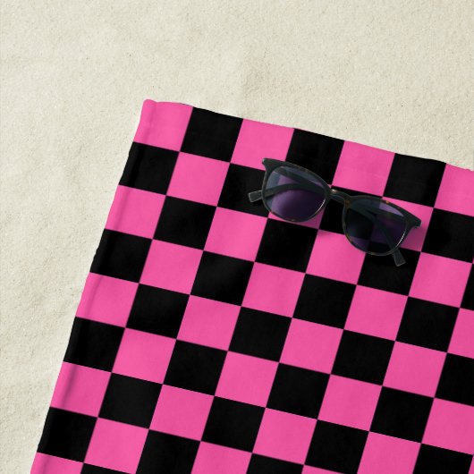 Black and pink checkerboard pattern ビーチタオル (インサイチュ)