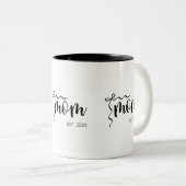 Black and White Bow Script Mom Established Elegant ツートーンマグカップ (正面右)