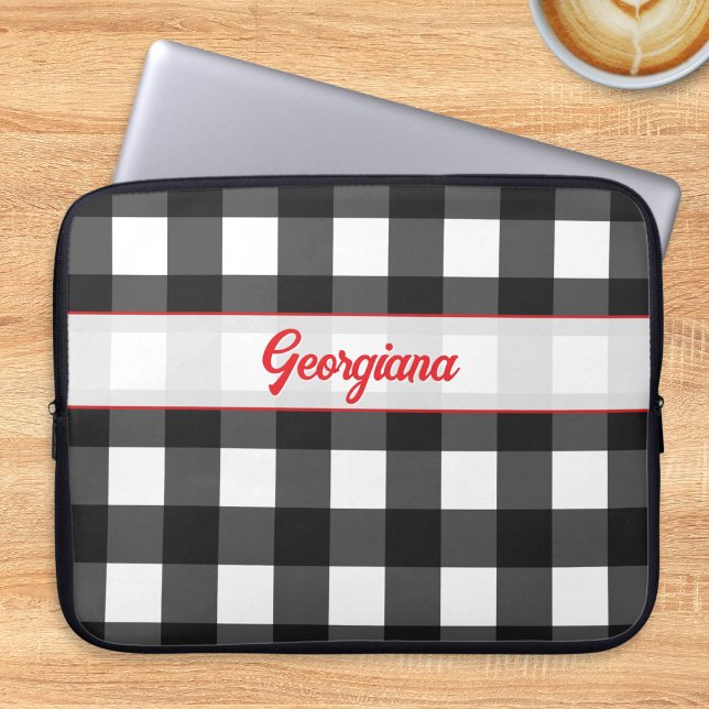 Black and White Buffalo Plaid Personalized ラップトップスリーブ (A black and white buffalo check laptop cover, with personalized name in red script typography)