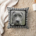 Black and White Checkered Pattern Pet Dog Memorial クッション<br><div class="desc">🐶❤️This black and white checkered patterned throw pillow features the beloved and departed dog companion's photo on the front and personalized name and heartfelt message on the back for a wonderful gift for oneself or another that can be held and seen. Two white paw prints are placed between the furry...</div>