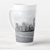 Black and white cityscape カフェラテマグ (左アングル)