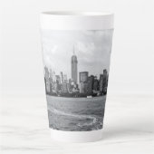 Black and white cityscape カフェラテマグ (正面)