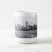 Black and white cityscape コーヒーマグカップ (中央)