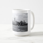Black and white cityscape コーヒーマグカップ (正面右)