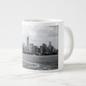 Black and white cityscape ジャンボコーヒーマグカップ (正面右)