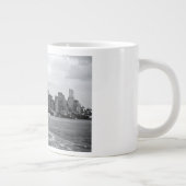 Black and white cityscape ジャンボコーヒーマグカップ (右)
