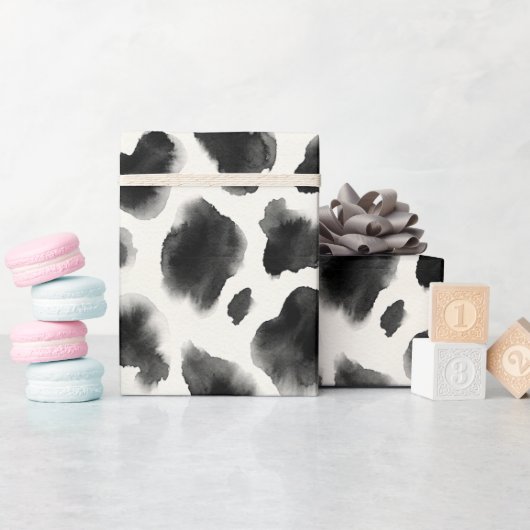 Black and White Cow Print Pattern ラッピングペーパー (ベビーシャワー)