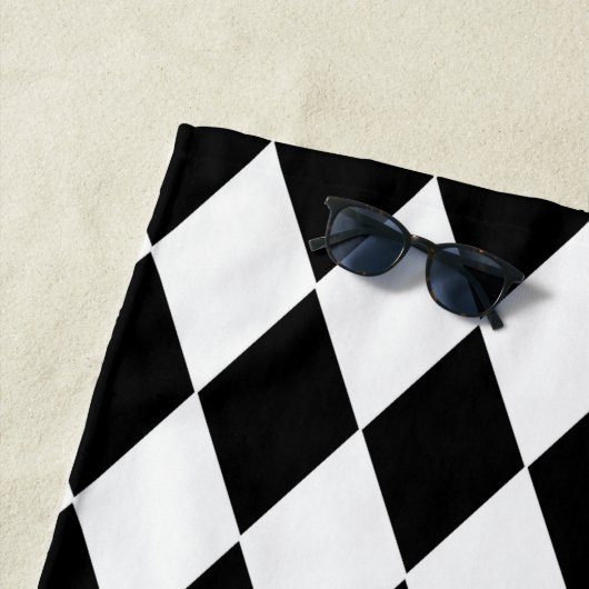 Black and White Diamond Pattern Personalized ビーチタオル (インサイチュ)