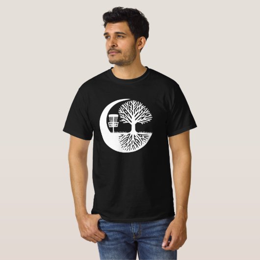 Black and white Disc Golf and Tree Roots Tシャツ (正面フル)