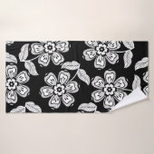 Black and white doodle flower patternblack,abstrac バスタオル (バスタオル)